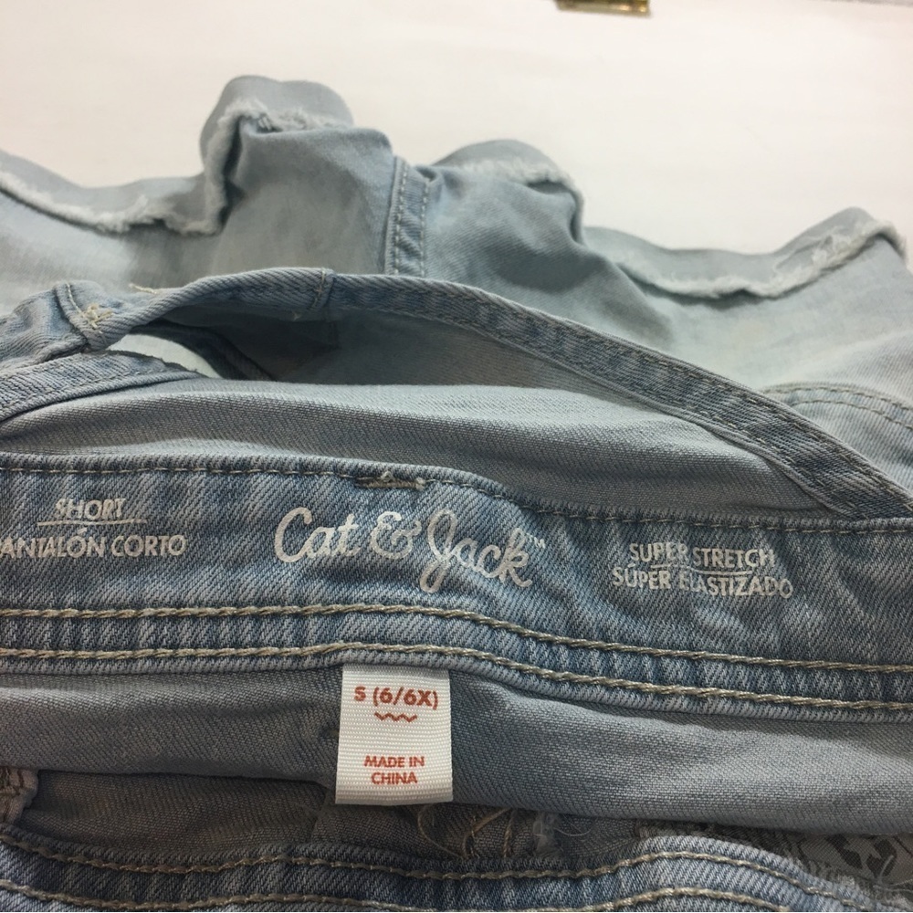 Cat & Jack Girls Super Stretch Shorts Jeans Overalls Light Wash Size S 6-6X - Picture 3 of 6